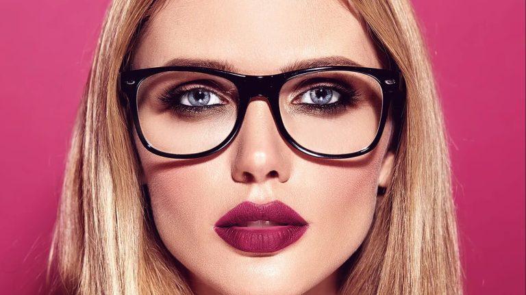 Una modella con un trucco marcato e la montatura degli occhiali nera