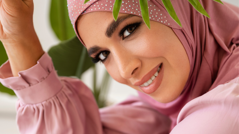 Il primo piano del viso di una donna araba truccata con cosmetici halal