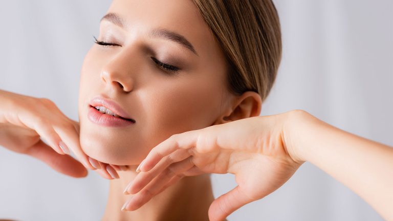 Una donna con le mani vicino al volto