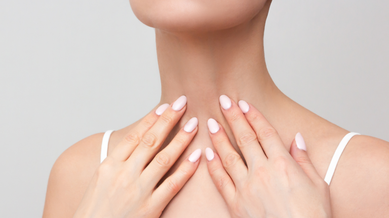 Il primo piano di collo e mani femminili