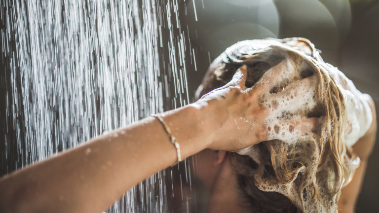 Il dettaglio di capelli biondi insaponati