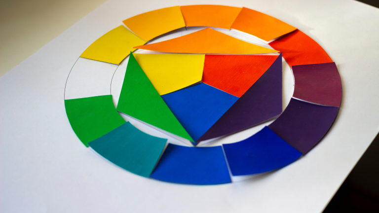 Dei cartoncini colorati su un tavolo