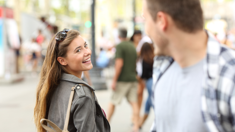 Un ragazzo e d una ragazza che si incontrano