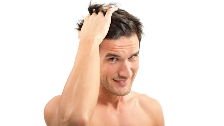Un ragazzo a petto nudo con una mano tra i capelli