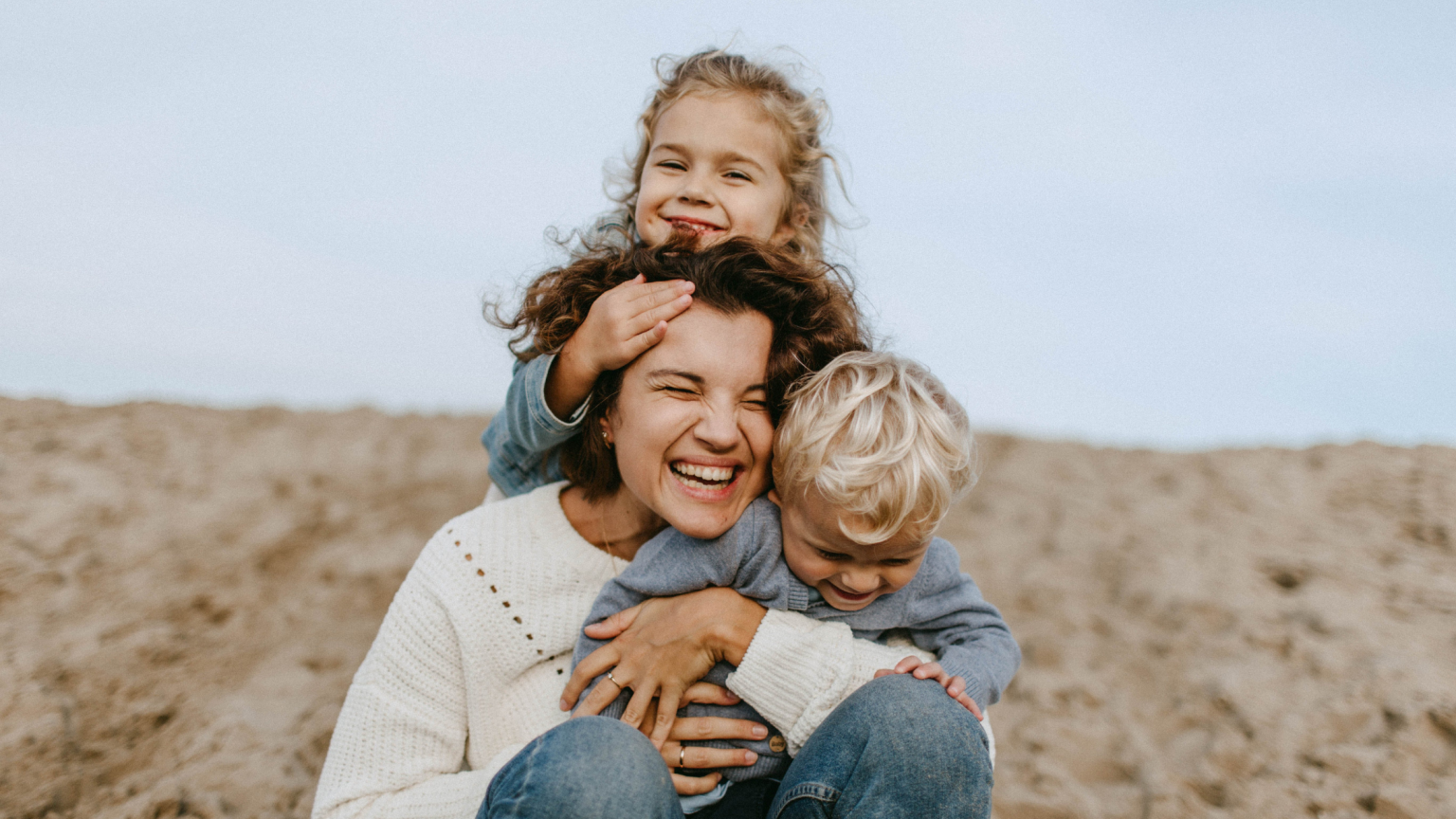 Una madre con i due figli che ridono