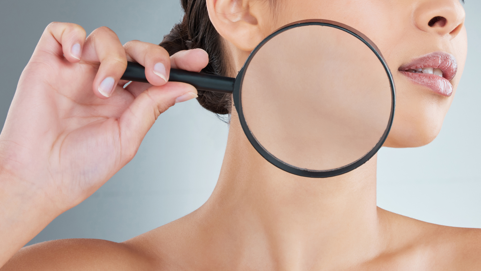 Il dettaglio di un viso femminile sotto la lente di ingrandimento