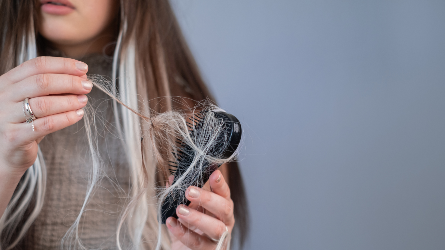 Il dettaglio di una spazzola piena di capelli spezzati