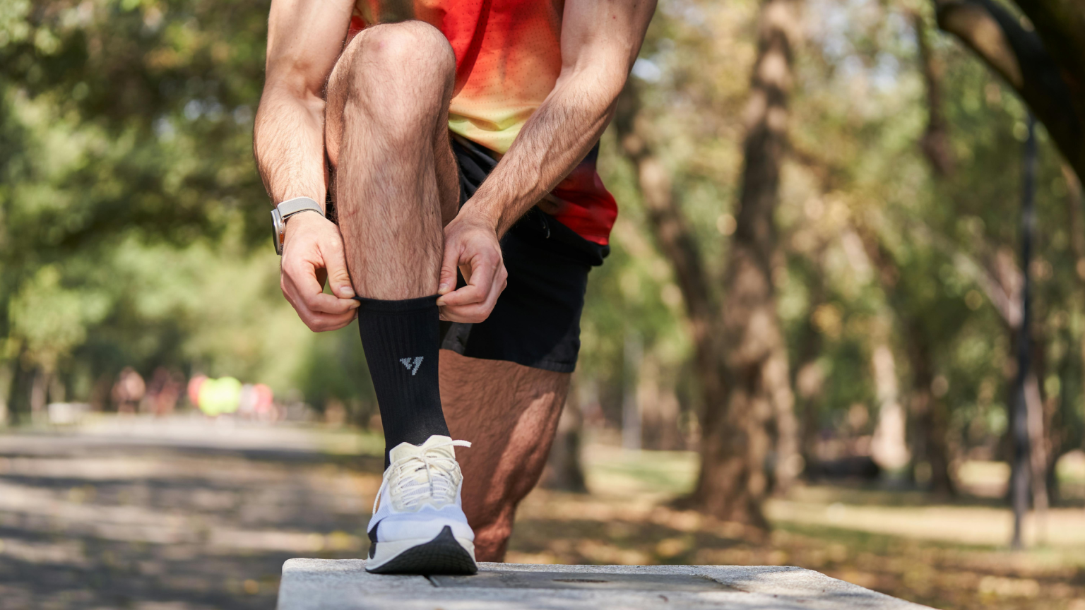 Il dettaglio di un uomo che si sta allacciando la scarpa da running