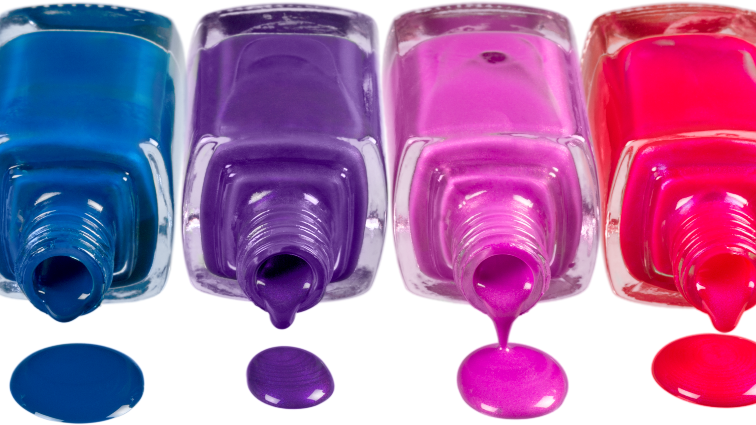 Delle boccettine di smalto per unghie colorato