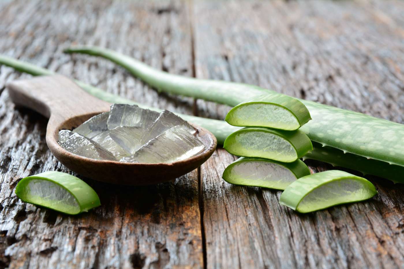 un immagine di una foglia di aloe vera sopra ad un tavolo di legno