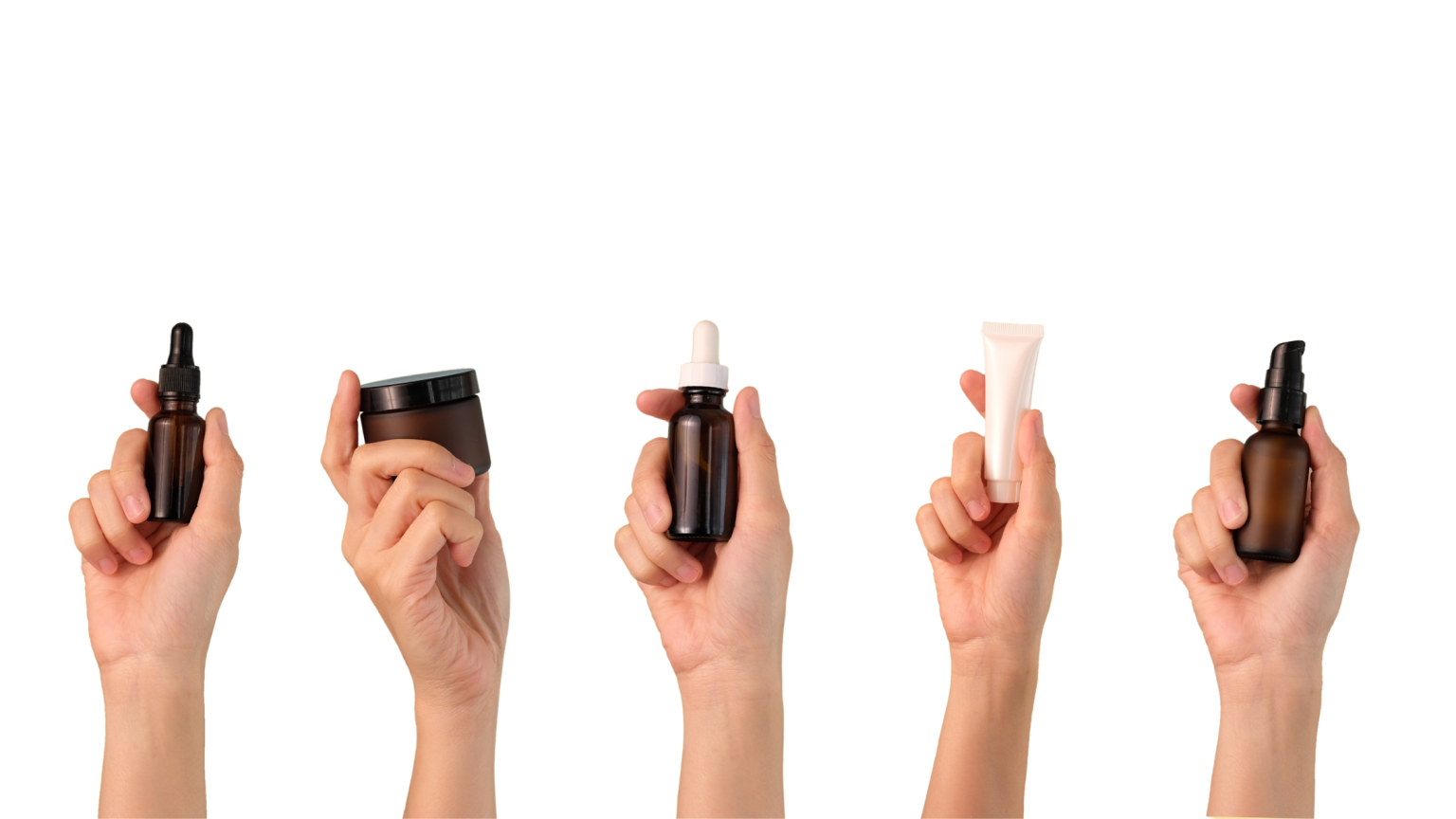 Cinque mani e ognuna afferra un prodotto per la skincare