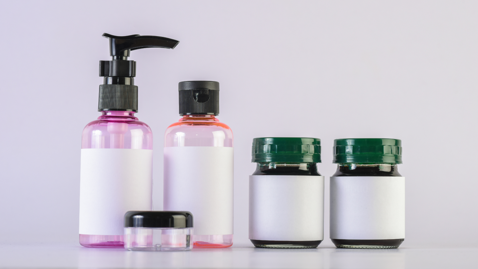 Dei contenitori di cosmetici con etichetta bianca