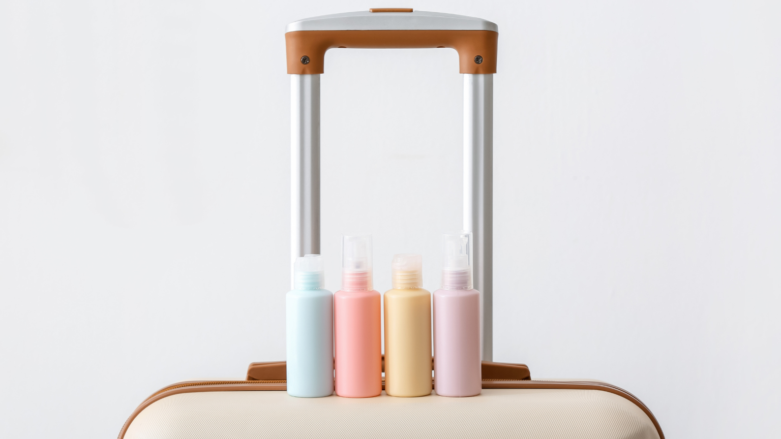 Un trolley con dei prodotti beauty travel size sopra
