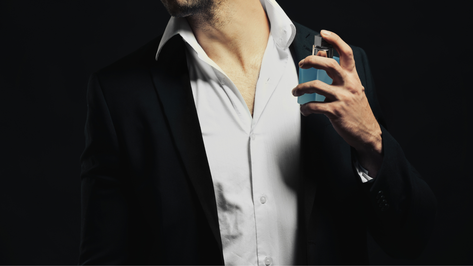 un uomo che si pruzza del profumo