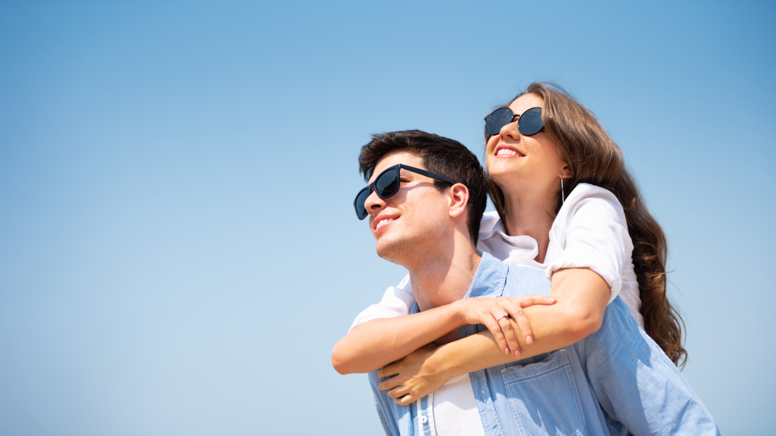 Due ragazzi sorridenti che indossano occhiali da sole